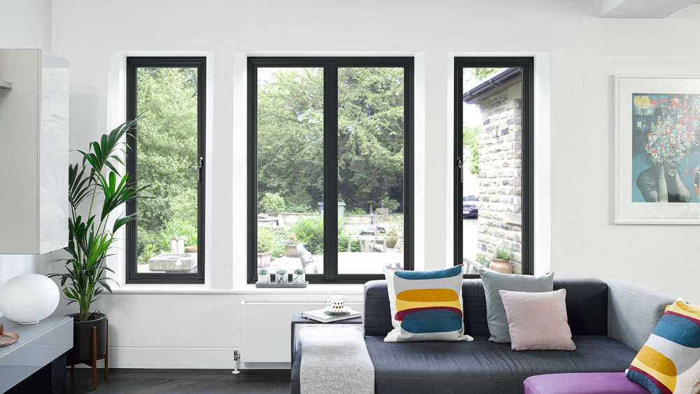 Aluminium-kozijnen-Moderne-woonkamer-voorzien-van-grote-ramen